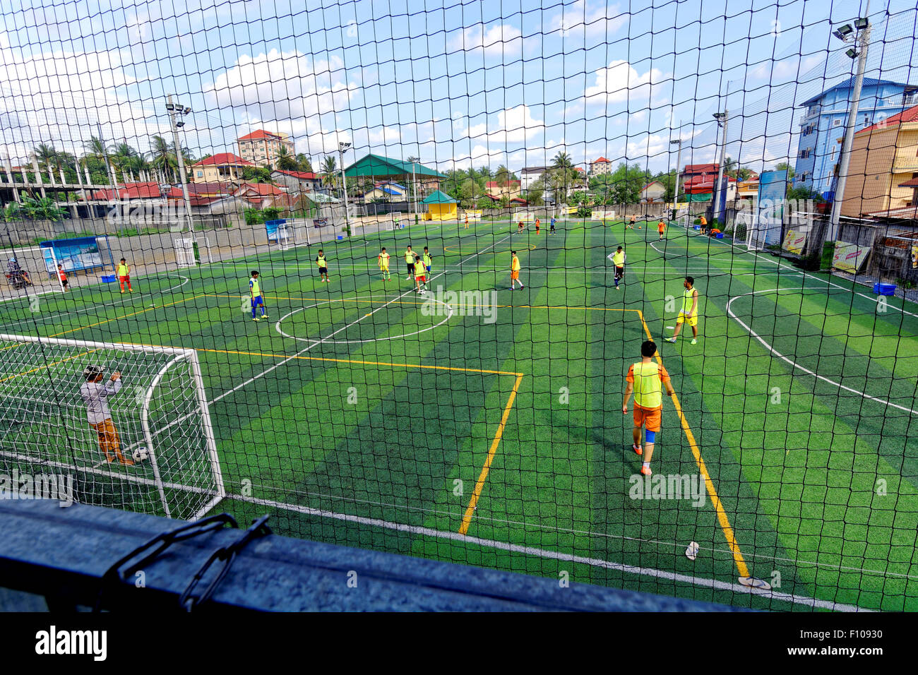 Sokha beach, a Sihanoukville, Cambogia, White Sands, blu cielo, mare blu, palm capanne, jogging, calcio, verde passo, il netting, inondazione Foto Stock