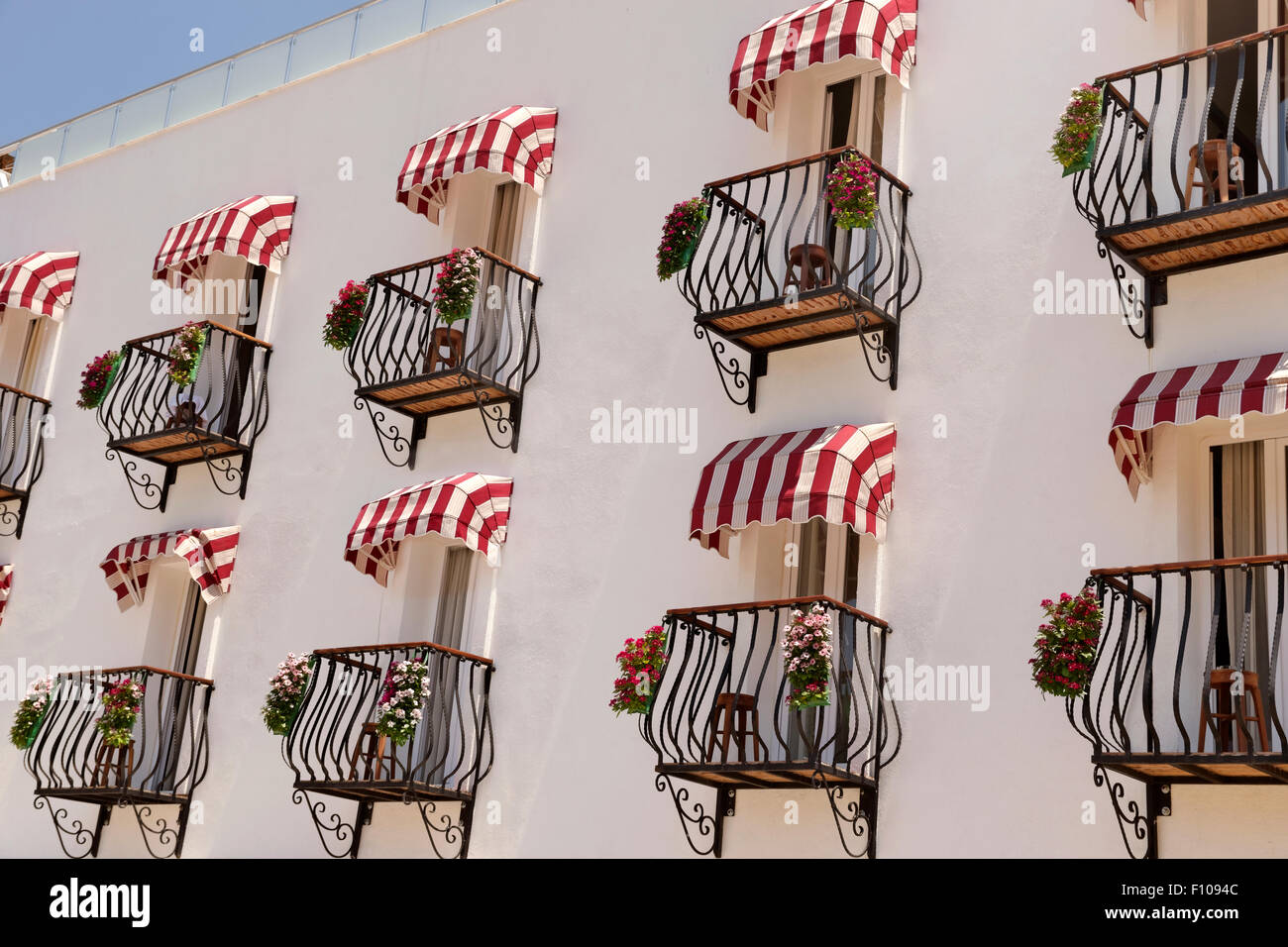 Hotel Mediterraneo di balconi con tende da sole. Foto Stock