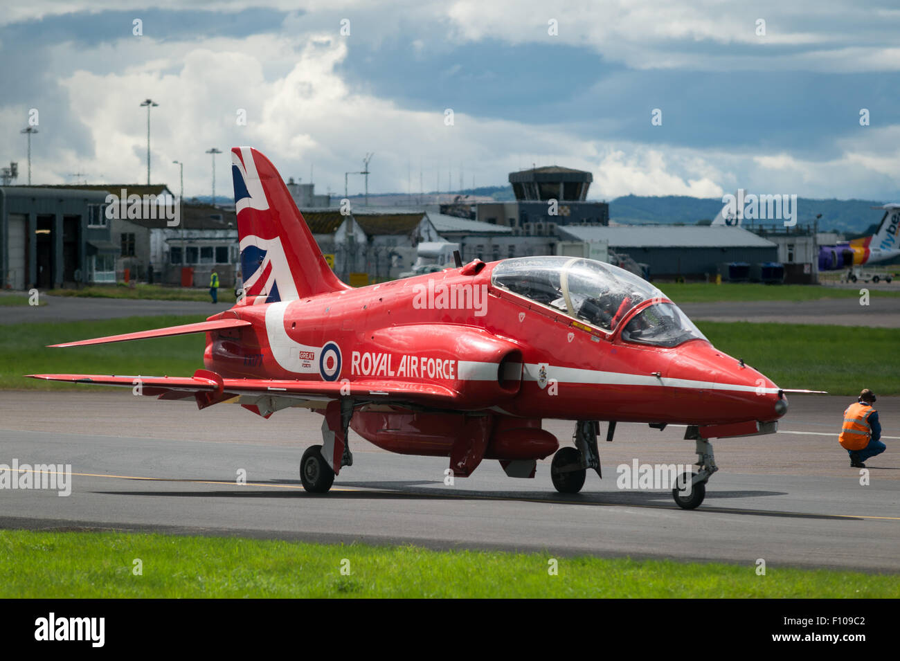 La RAF frecce rosse preparare a discostarsi Exeter Aeroporto. Foto Stock