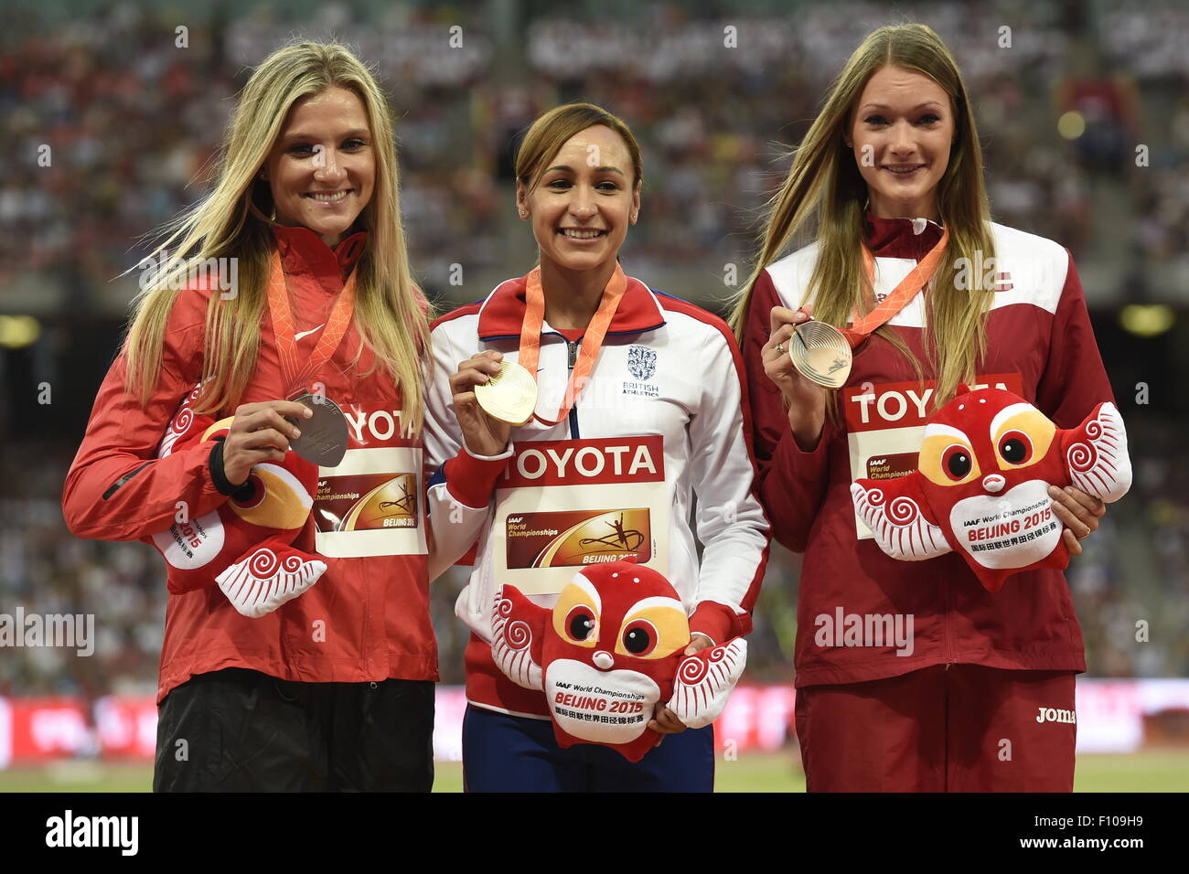 Pechino, Cina. 24 Ago, 2015. Medaglia d'oro della Gran Bretagna Ennis-Hill Jessica (C), medaglia d'argento del Canada Brianne Theisen Eaton (L) e la medaglia di bronzo della Lettonia Ikauniece-Admidina Laura posa per una foto durante la cerimonia di premiazione della donna heptathlon al 2015 IAAF mondiale di atletica di Pechino, capitale della Cina, il 24 agosto 2015. Credito: Gong Lei/Xinhua/Alamy Live News Foto Stock