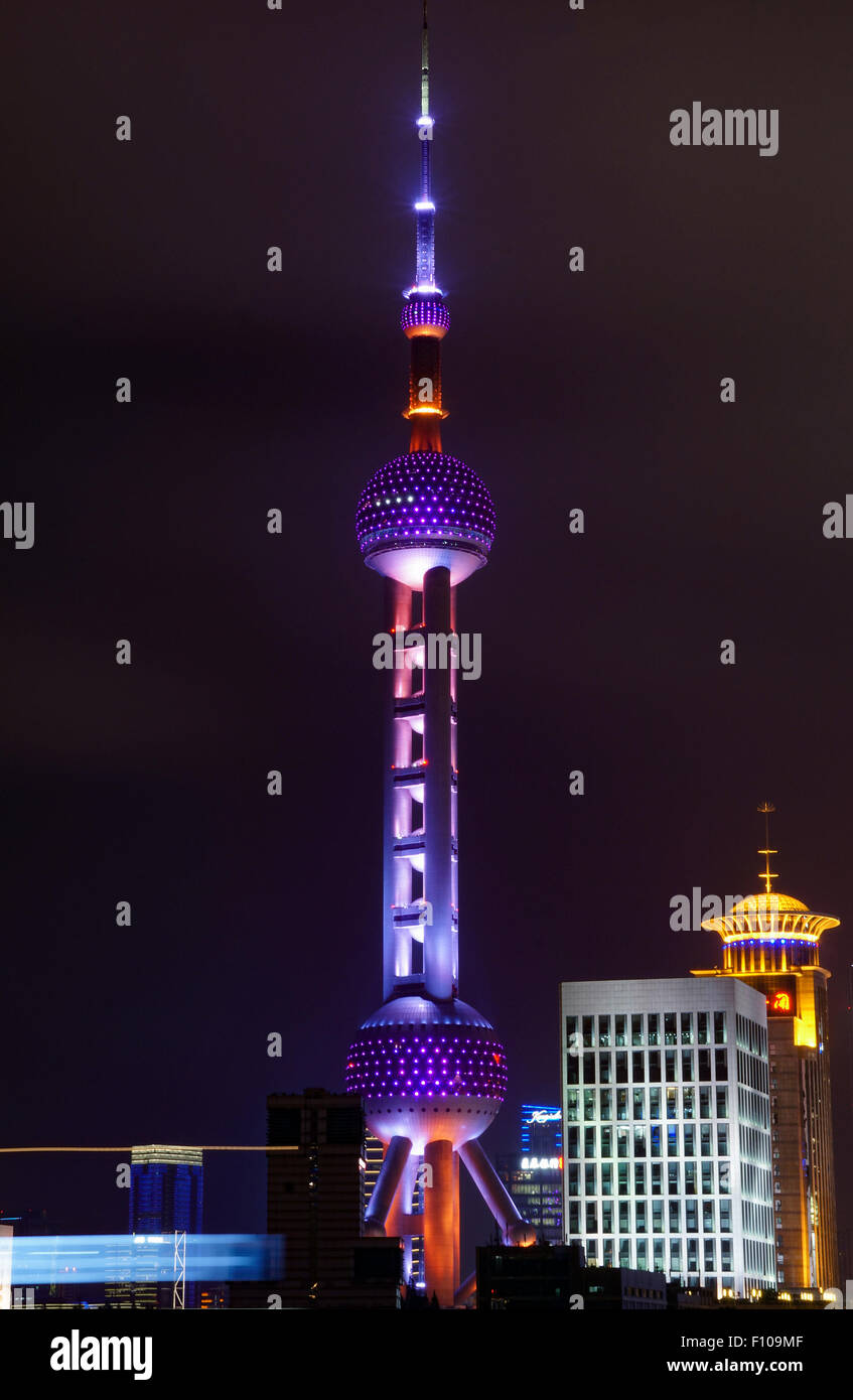 Vista notturna della Oriental Pearl Tower a Shanghai Foto Stock