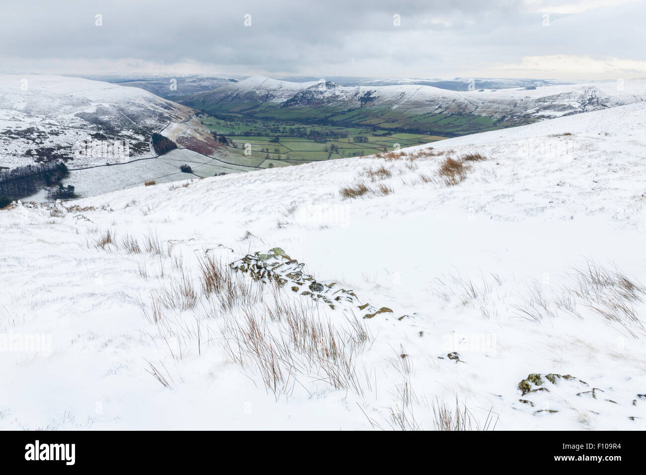 Paesaggio invernale e la scena di neve o di vista sulla valle di Edale, Derbyshire, Parco Nazionale di Peak District, Inghilterra, Regno Unito. Foto Stock