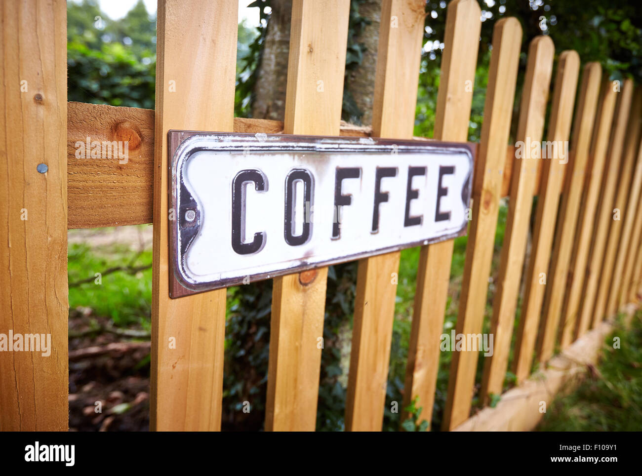 Un segno su una recinzione presso la Canonica Farm Cafe di Stanton St John, Oxfordshire Foto Stock