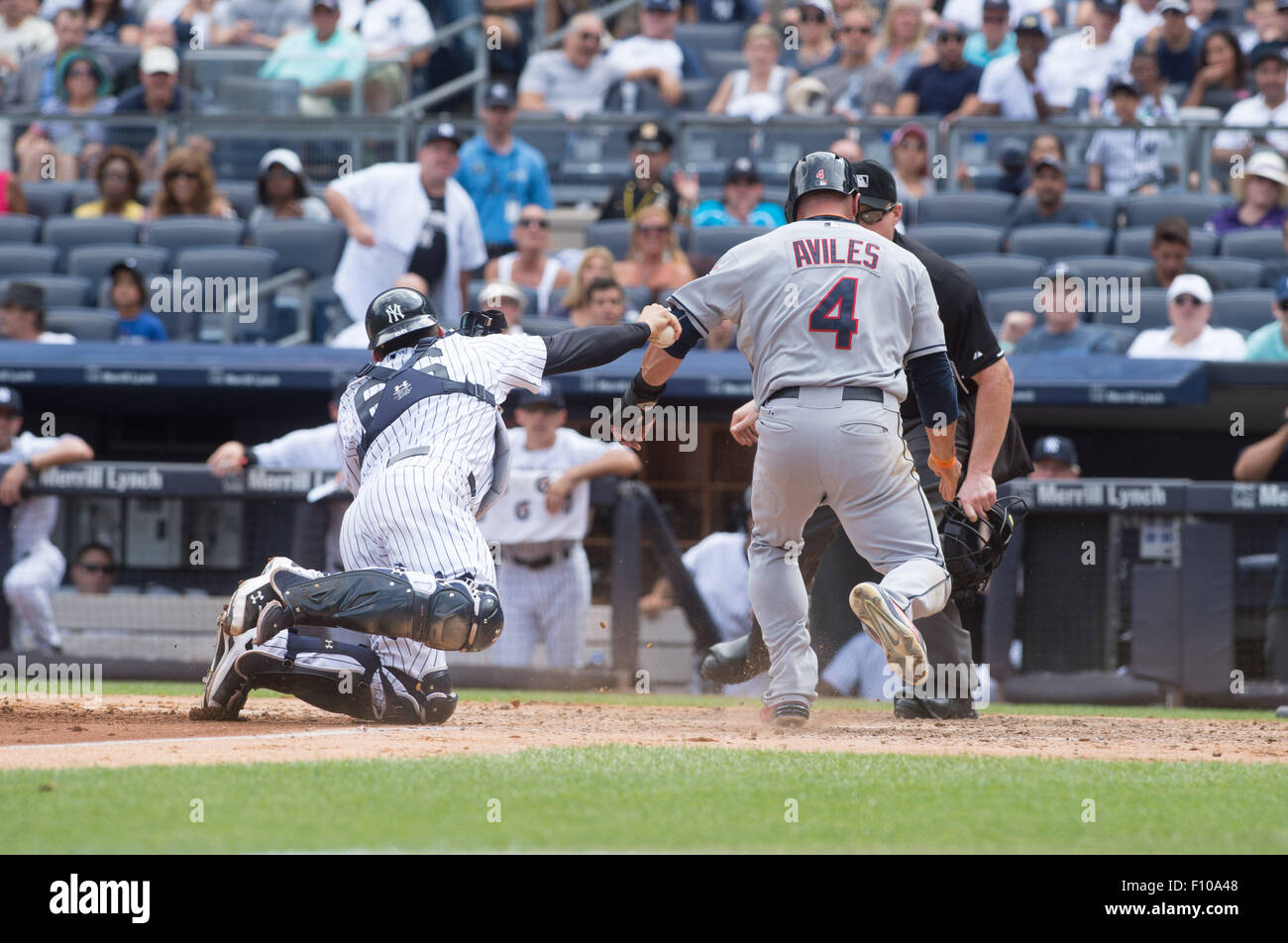 New York, Stati Uniti d'America. 23 Agosto, 2015. New York, New York, Stati Uniti d'America. 23 Ago, 2015. Indiani' MIKE AVILES è contrassegnato a casa da Yankees' catcher John Ryan Murphy in quinta inning, NY Yankees vs. Cleveland Indians, lo Yankee Stadium, domenica 23 agosto, 2015. © Bryan Smith/ZUMA filo/Alamy Live News Credito: ZUMA Press, Inc./Alamy Live News Foto Stock