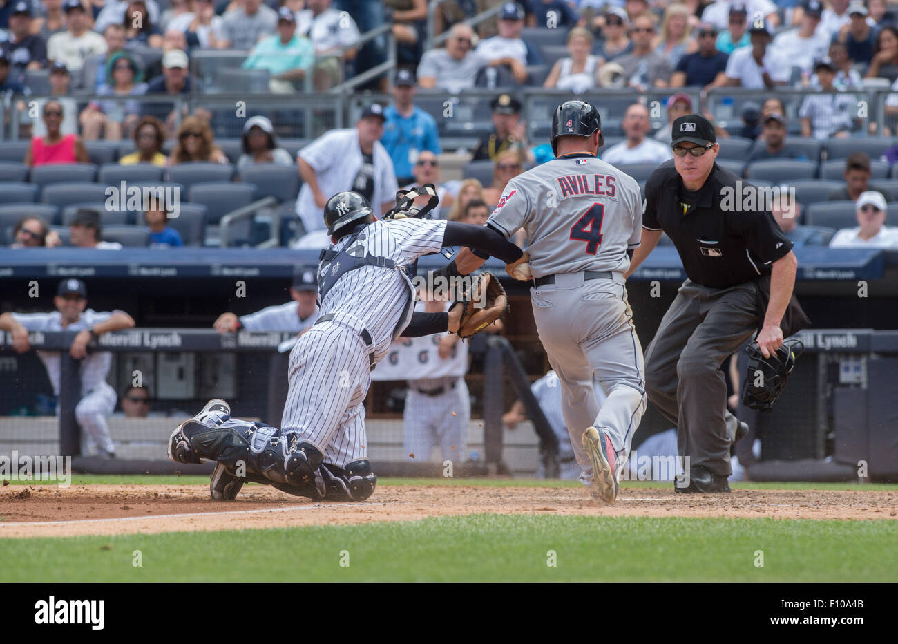 New York, Stati Uniti d'America. 23 Agosto, 2015. New York, New York, Stati Uniti d'America. 23 Ago, 2015. Indiani' MIKE AVILES è contrassegnato a casa da Yankees' catcher John Ryan Murphy in quinta inning, NY Yankees vs. Cleveland Indians, lo Yankee Stadium, domenica 23 agosto, 2015. © Bryan Smith/ZUMA filo/Alamy Live News Credito: ZUMA Press, Inc./Alamy Live News Foto Stock