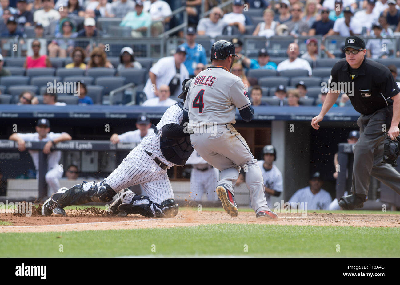 New York, Stati Uniti d'America. 23 Agosto, 2015. New York, New York, Stati Uniti d'America. 23 Ago, 2015. Indiani' MIKE AVILES è contrassegnato a casa da Yankees' catcher John Ryan Murphy in quinta inning, NY Yankees vs. Cleveland Indians, lo Yankee Stadium, domenica 23 agosto, 2015. © Bryan Smith/ZUMA filo/Alamy Live News Credito: ZUMA Press, Inc./Alamy Live News Foto Stock
