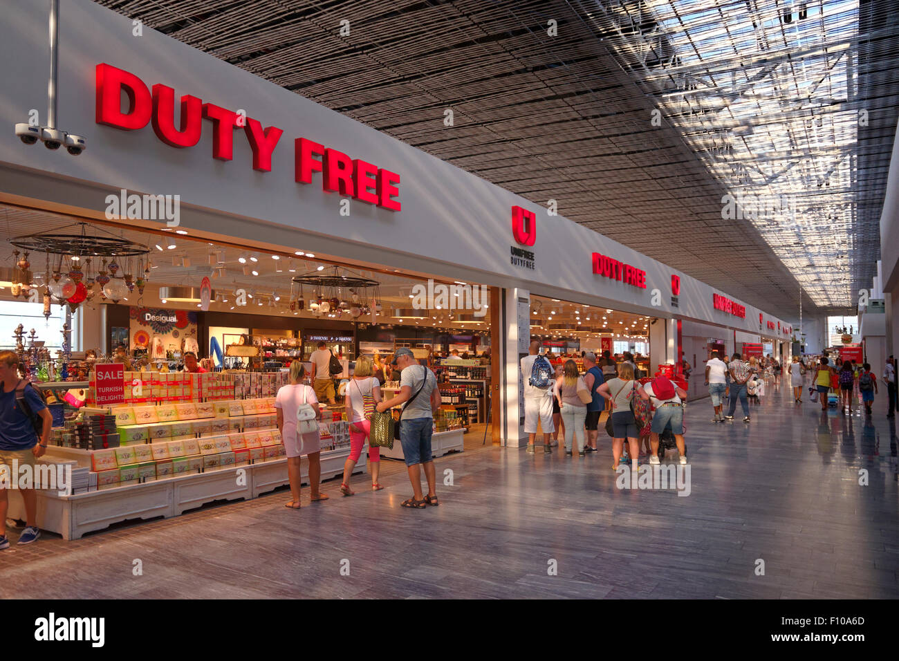 Negozio duty free a Bodrum Milas, Aeroporto (aeroportuale BJV) Terminal Internazionale, aperto 2013 in Provincia di Mugla, Turchia. Foto Stock