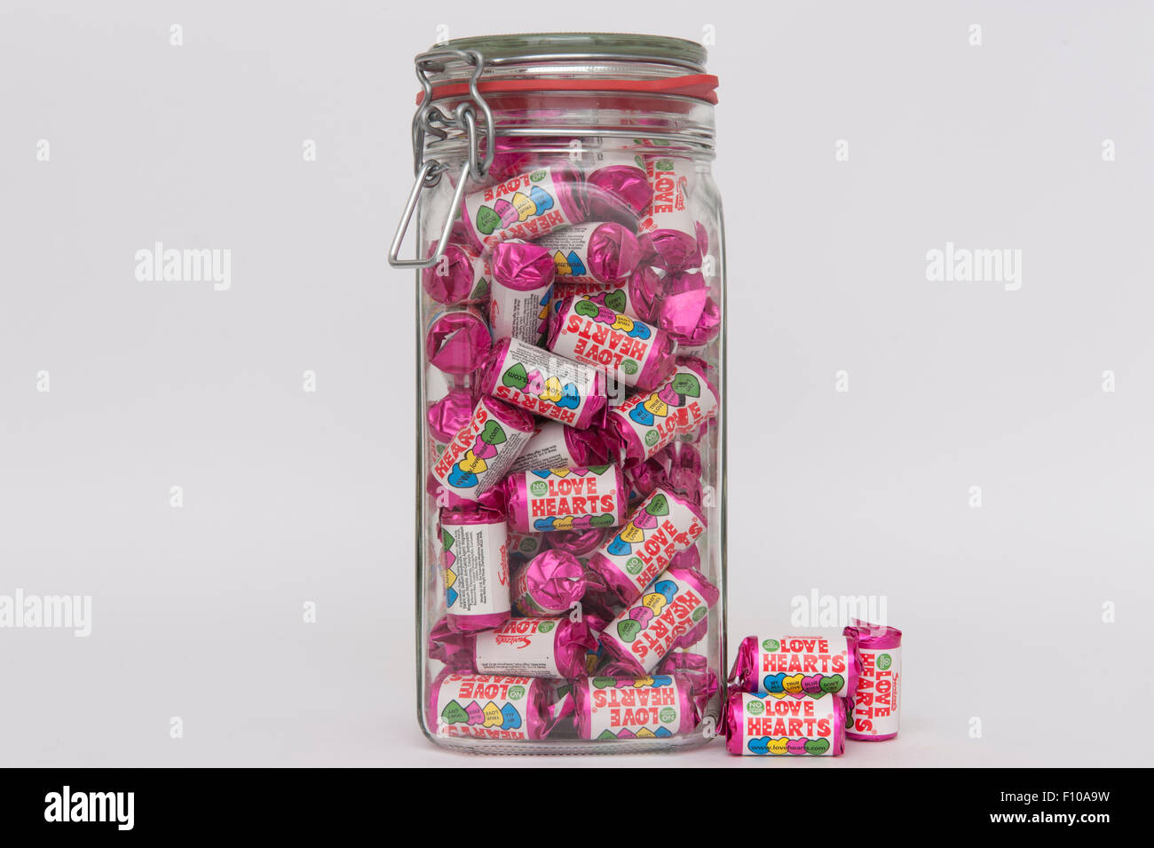 Dolci tradizionali in vetro kilner vaso su sfondo bianco Foto Stock