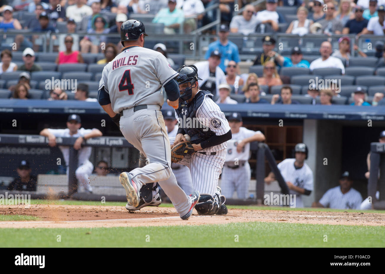 New York, Stati Uniti d'America. 23 Agosto, 2015. Indiani' MIKE AVILES è contrassegnato a casa da Yankees' catcher John Ryan Murphy in quinta inning, NY Yankees vs. Cleveland Indians, lo Yankee Stadium, domenica 23 agosto, 2015. Credito: Bryan Smith/ZUMA filo/Alamy Live News Foto Stock