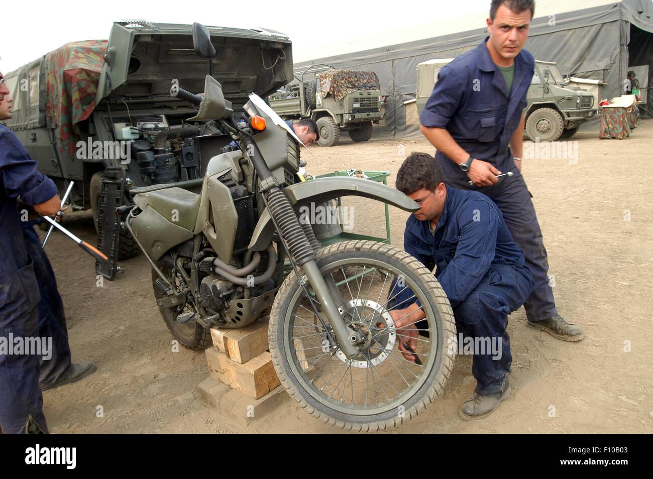 La NATO di forza di reazione rapida, il contingente italiano del gruppo di supporto logistico, esercizio, campo officina meccanica Foto Stock