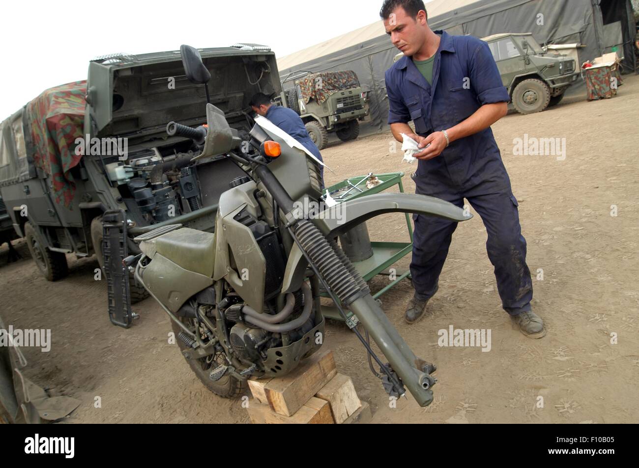 La NATO di forza di reazione rapida, il contingente italiano del gruppo di supporto logistico, esercizio, campo officina meccanica Foto Stock