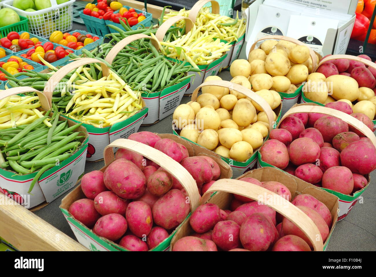 Appena raccolti i prodotti in un mercato degli agricoltori in Ontario, Canada Foto Stock