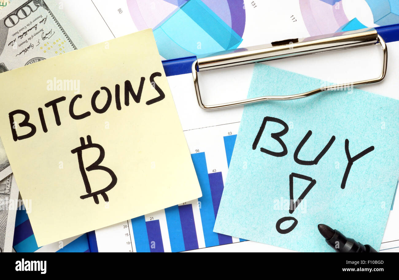 Carta con parole bitcoins e acquistare e grafici. Foto Stock