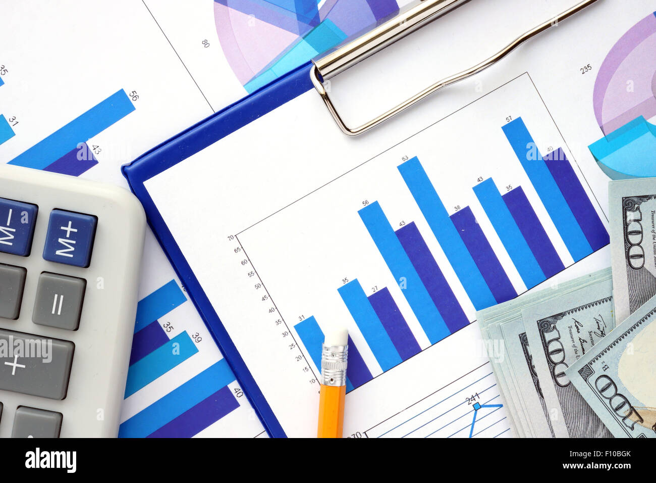 Le carte con grafici, calcolatrice e dollari. Concetto di finanza. Foto Stock