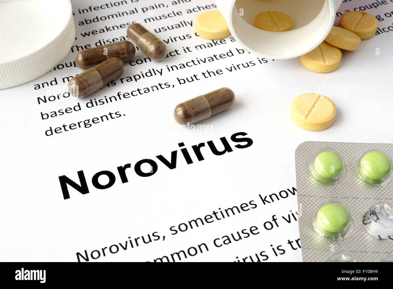 Carta con norovirus e pillole. Concetto medico. Foto Stock