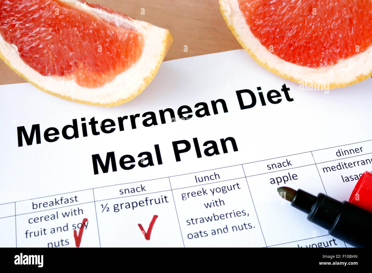 Dieta mediterranea servizio ristorazione e pompelmo. La perdita di peso del concetto. Foto Stock