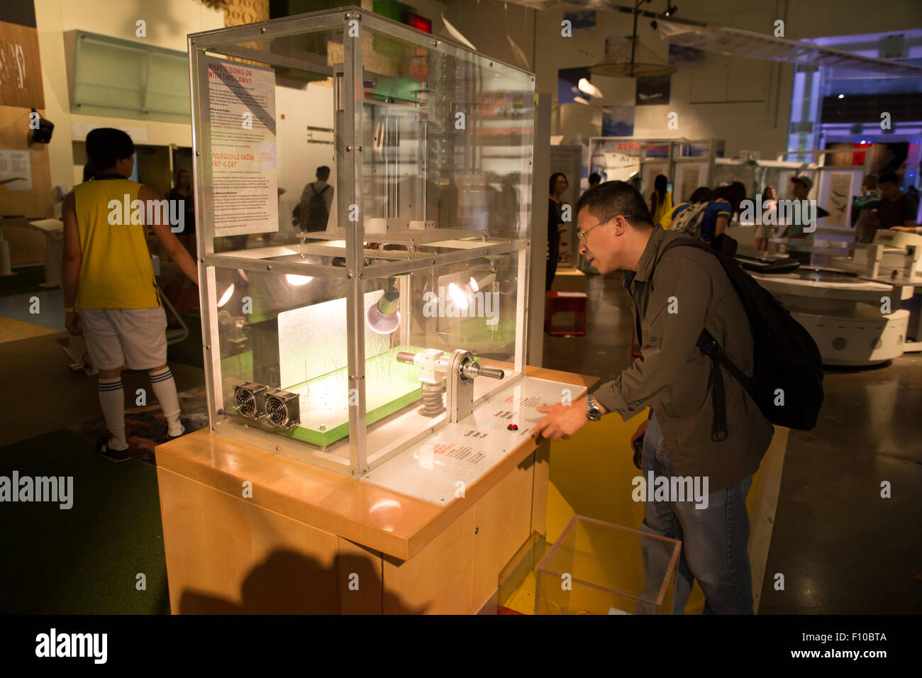 Uomo cinese guardando il display interno Ontario Science Center Foto Stock
