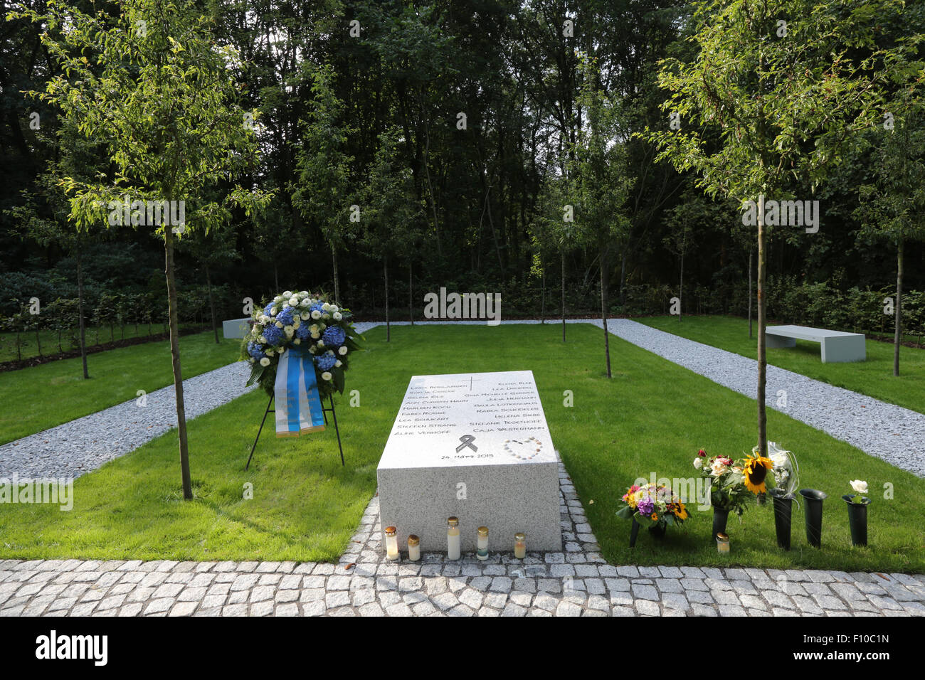 Sito memoriale della foresta cimitero di Haltern/Germania. Il massiccio blocco di granito commemora il 16 studenti e i loro due insegnanti che sono morti per il volo Germanwings 4U9525 si è schiantato in Marzo 24th. 2015 Foto Stock