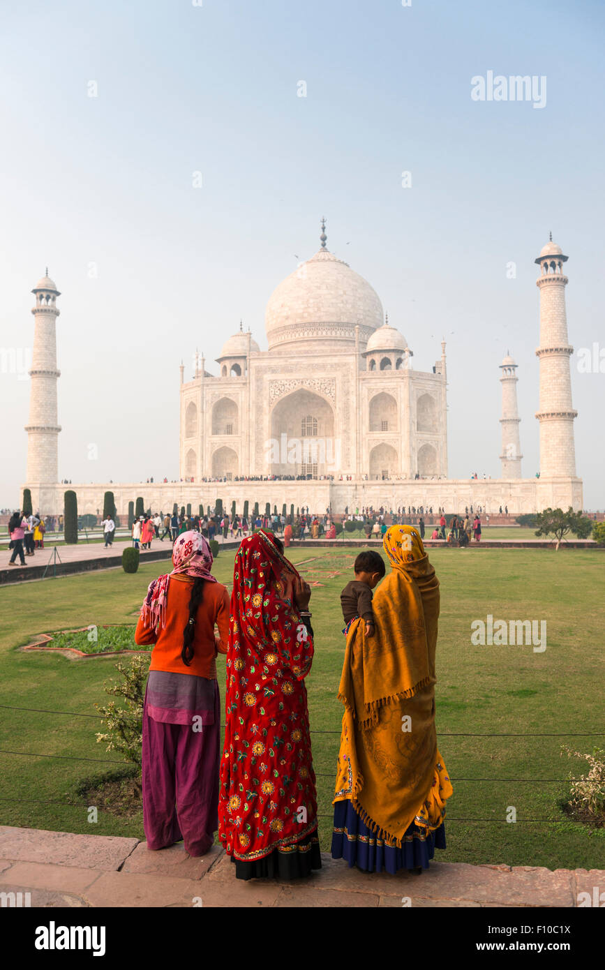Le donne in sari di fronte al Taj Mahal Agra Uttar Pradesh, India Foto Stock