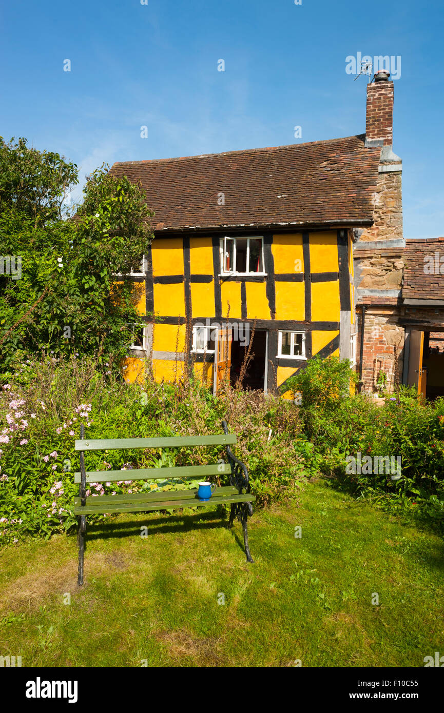 Legno a cottage durante il periodo estivo in Worcestershire, Inghilterra. Foto Stock