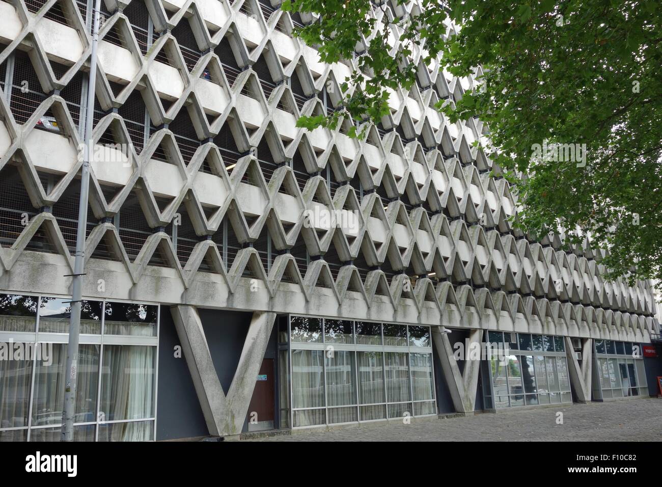 Bristol multipiano parcheggio auto visto dalla stretta lato banchina, 1966 honeycomb Brutalist concrete Foto Stock