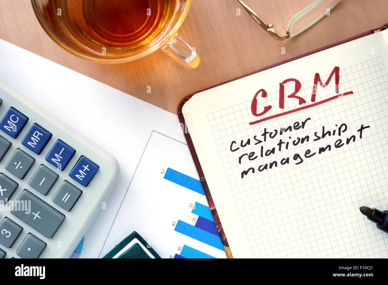 Blocco note con la parola CRM customer relationship management e il concetto di marcatore. Foto Stock