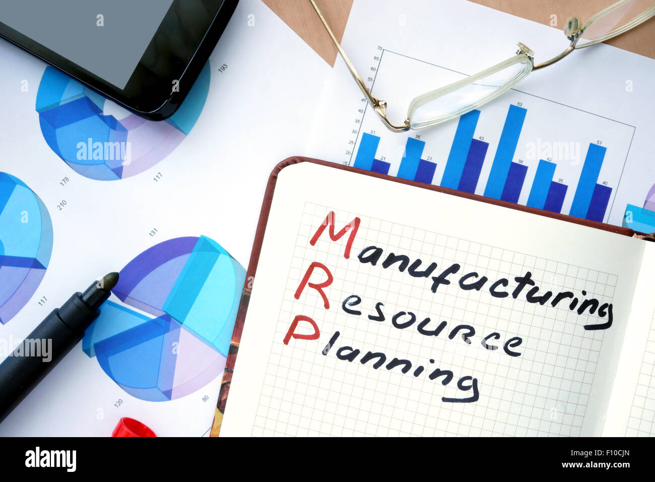 Blocco note con la parola MRP pianificazione delle risorse di produzione e il concetto di marcatore. Foto Stock