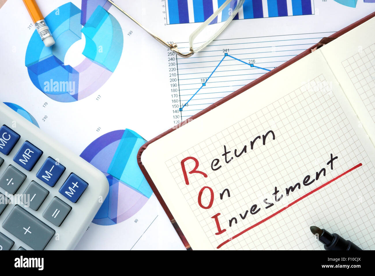 Blocco note con word ROI Ritorno sul concetto di investimento e un marcatore. Foto Stock
