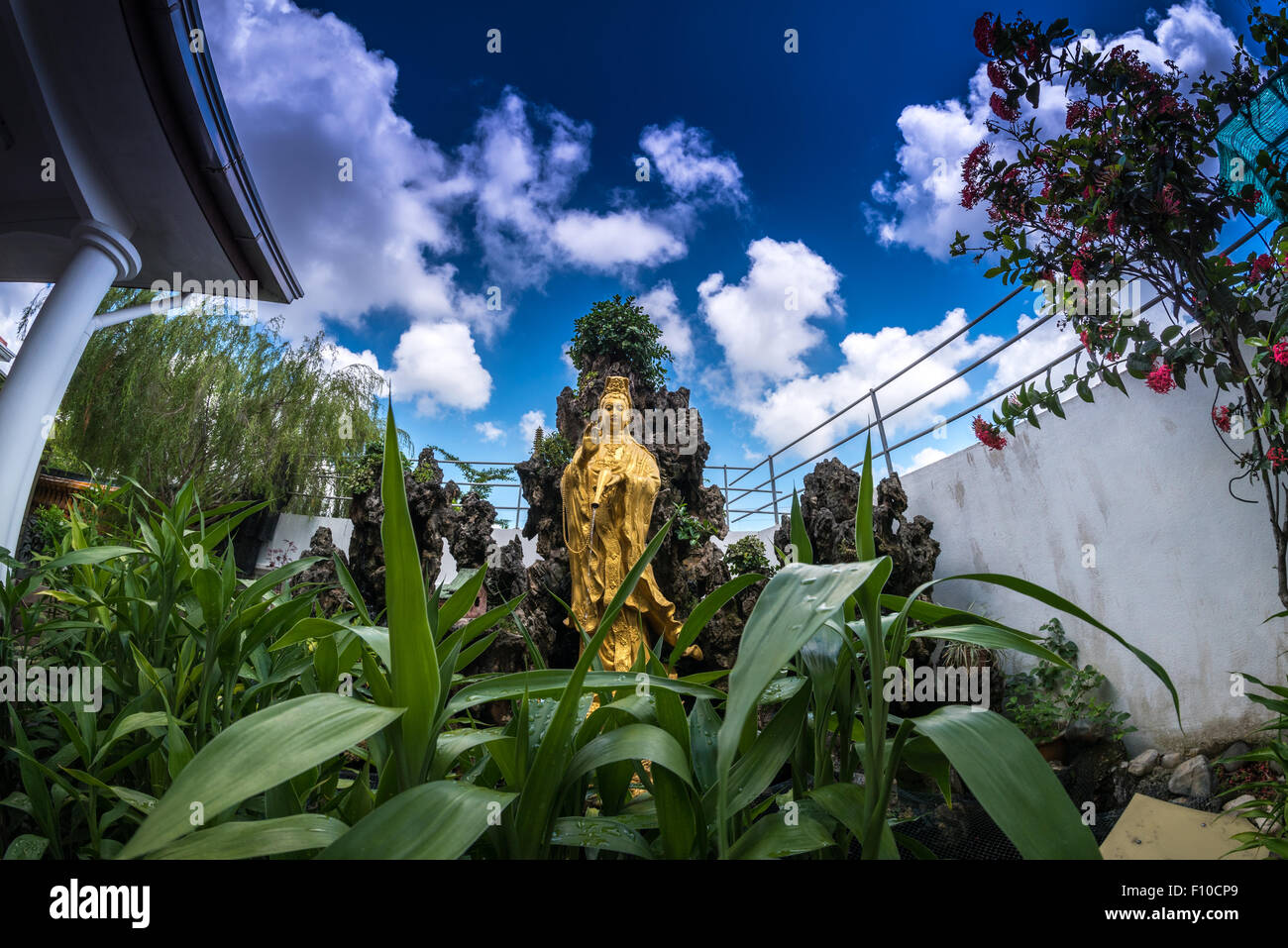 Un Guan Yin (Dea della Compassione) statue provenienti dalla Malaysia, sotto la luminosa luce del sole. Foto Stock