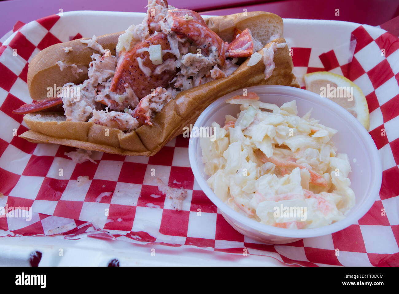Lobster roll sandwich insalata coleslaw Foto Stock