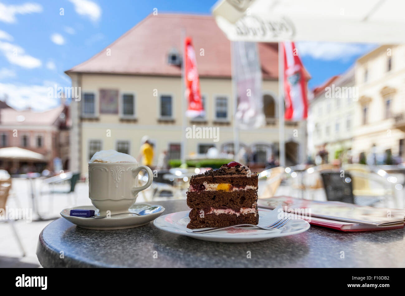 Gustando una tazza di caffè e una deliziosa torta in zona pedonale nel centro della città di Moedling - Austria Inferiore Foto Stock
