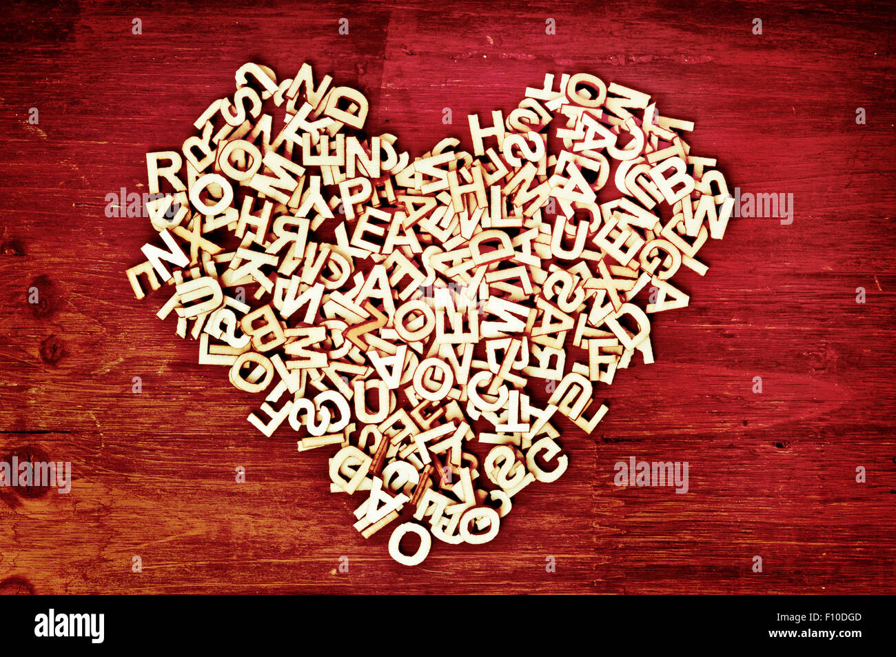 Valentino forma di cuore realizzato con lettere in legno, il concetto di amore Foto Stock