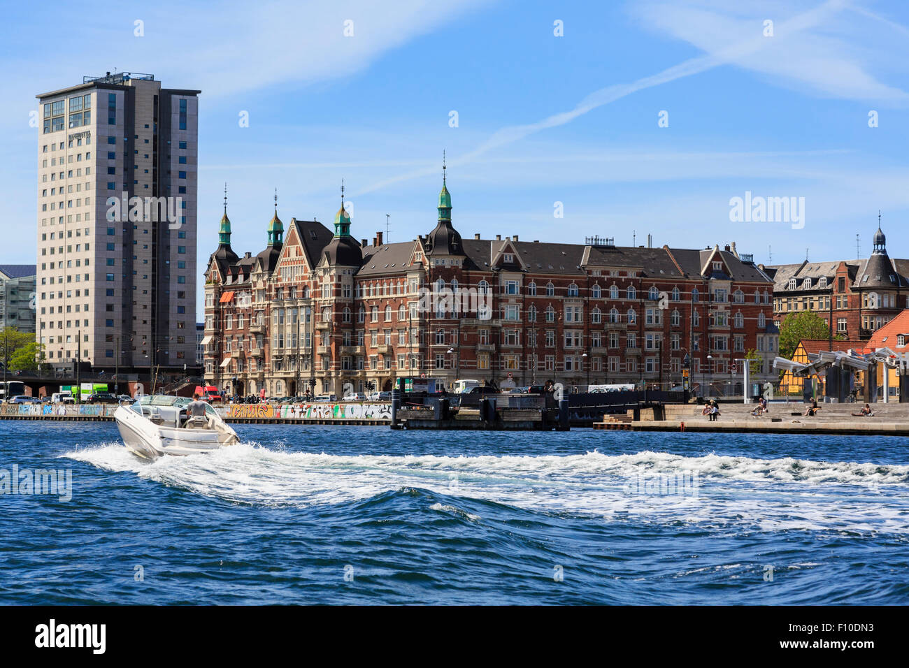 Danhostel e Kalvebod Brygge waterfront da un tour del canale nel porto di Copenaghen, Zelanda, Danimarca e Scandinavia Foto Stock