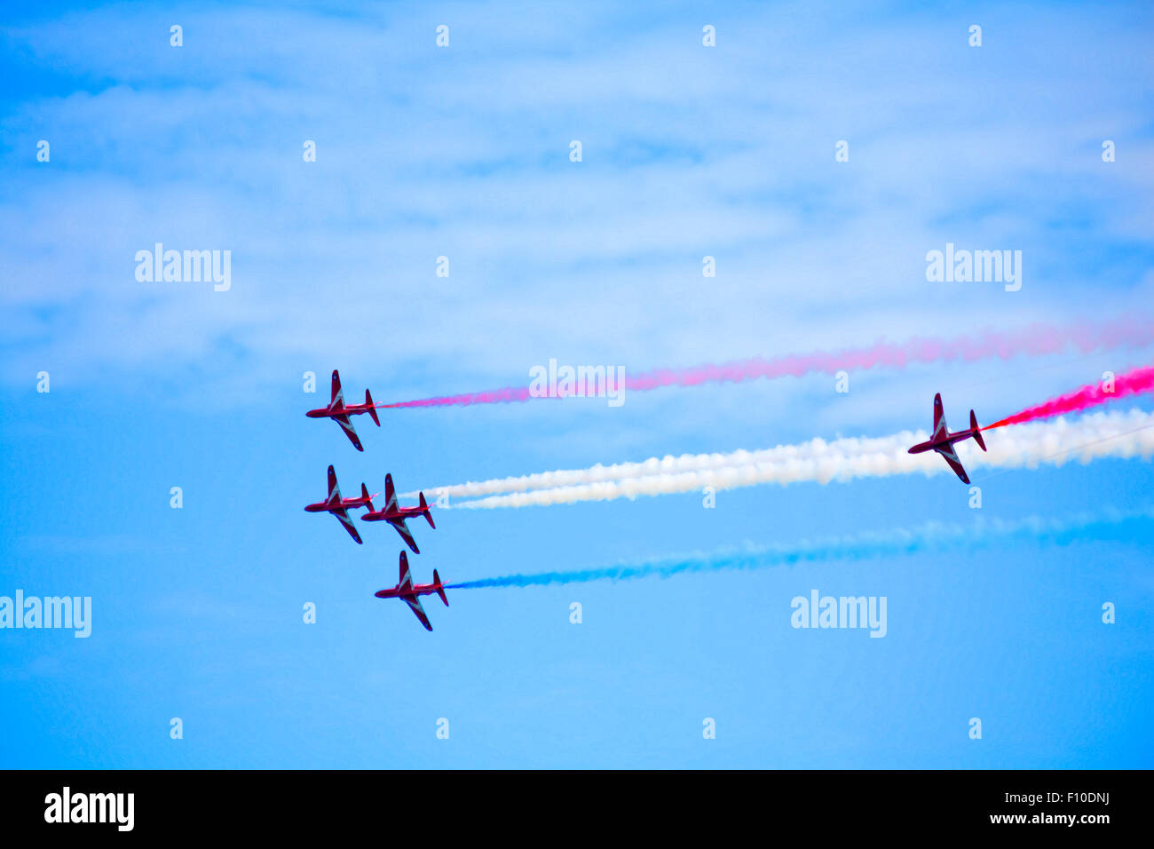 Effetto pittorica di frecce rosse di eseguire al Bournemouth Air Festival 2015 a Bournemouth Dorset Regno Unito nel mese di agosto Foto Stock