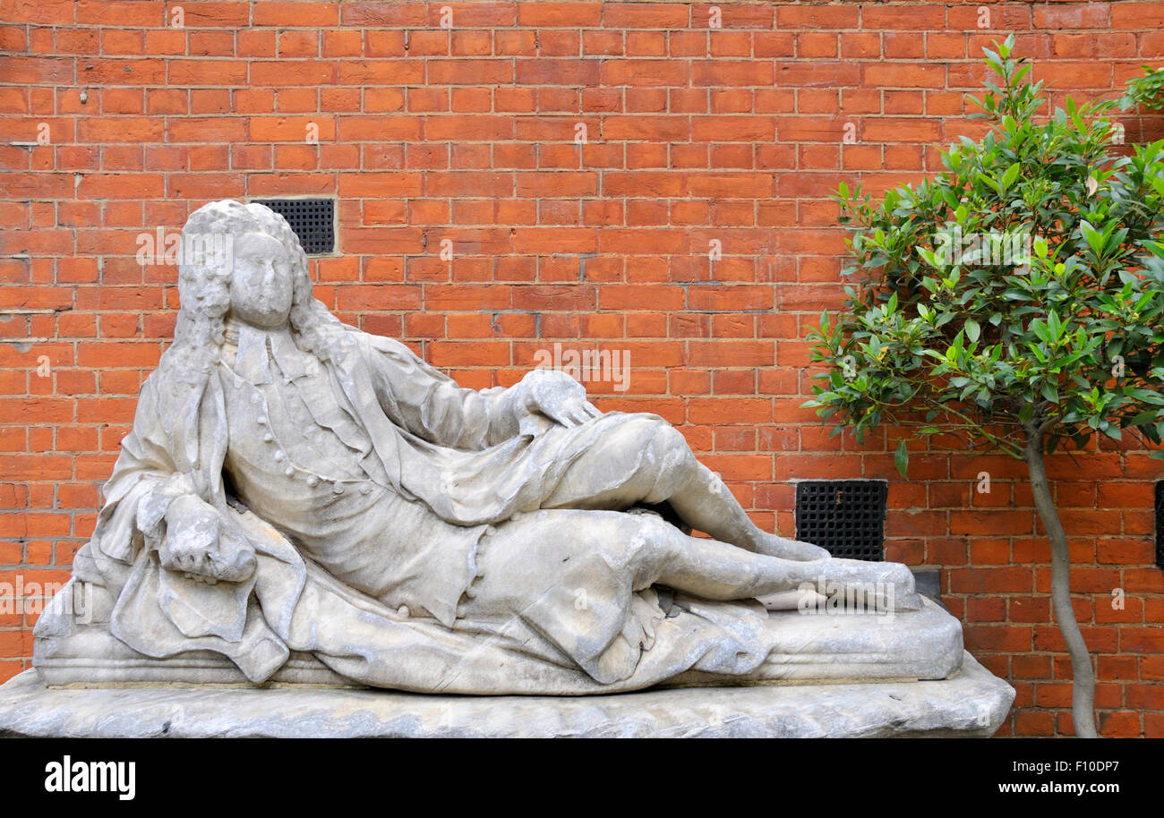 Londra, Inghilterra, Regno Unito. Statua di John Hiccock (c1659 - 1726: Master in Chancery) nel vicolo interno del tempio Foto Stock