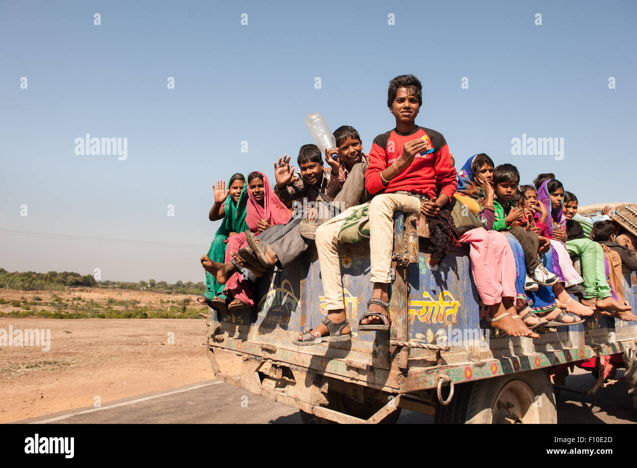 Rajasthan, India. Sawai Madhopur, nei pressi di Ranthambore. I bambini sul retro di un autocarro. Foto Stock