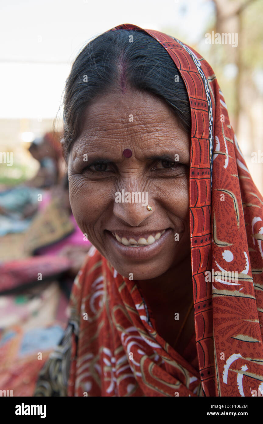 Rajasthan, India. Sawai Madhopur. Locale sorridente donna tribale con naso forato e Hindu bindi segno religioso sulla sua fronte. Foto Stock