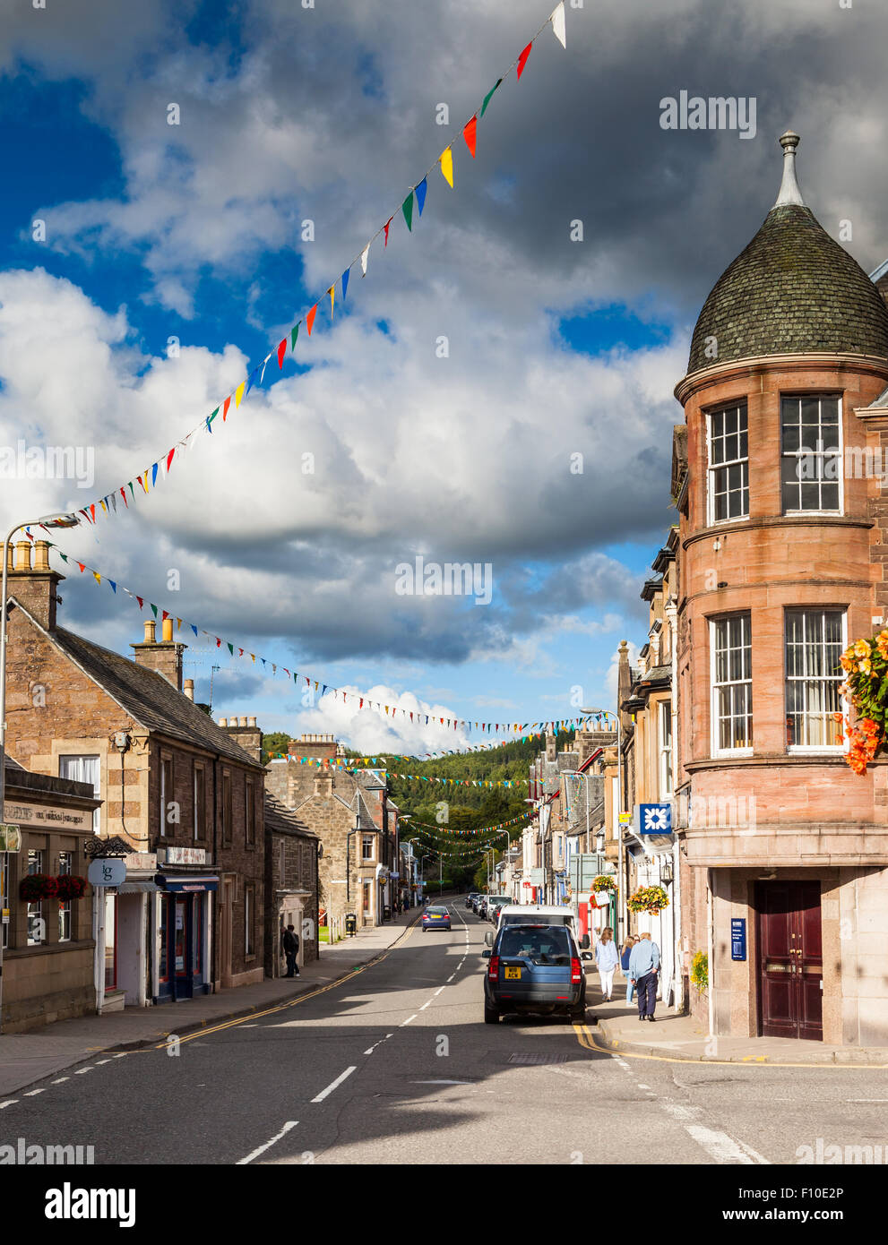 Bunting bedecks Drummond Street in Comrie, Perthsire, Scotland, Regno Unito Foto Stock