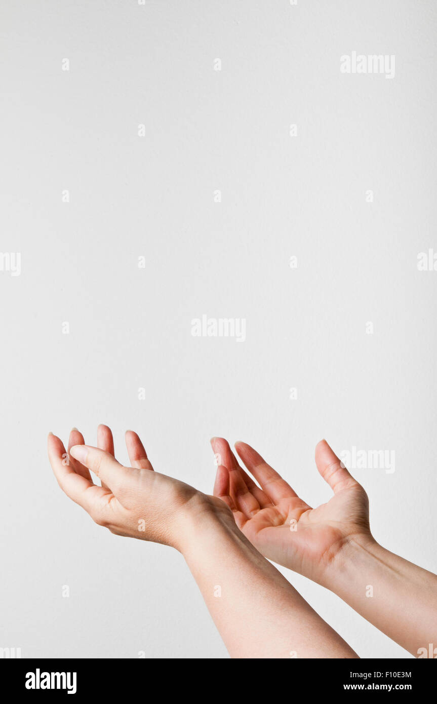 Donna con le mani aperte nel gesto di accettare od offrire Foto Stock