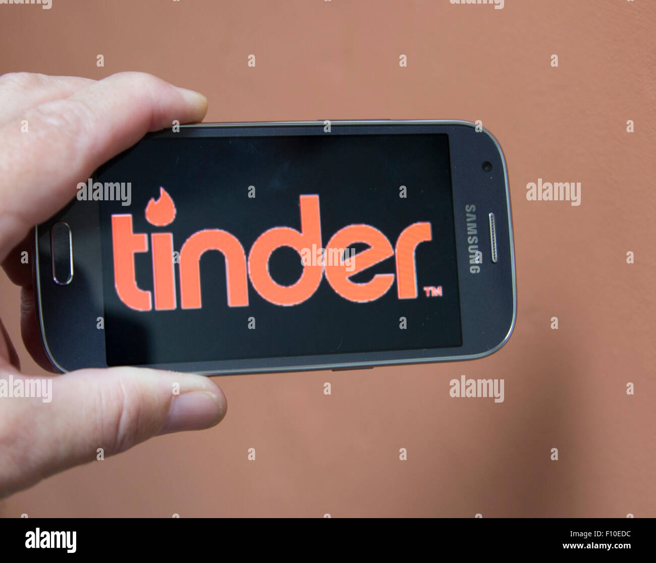 Tinder app logo visualizzato su uno smartphone, Londra Foto Stock