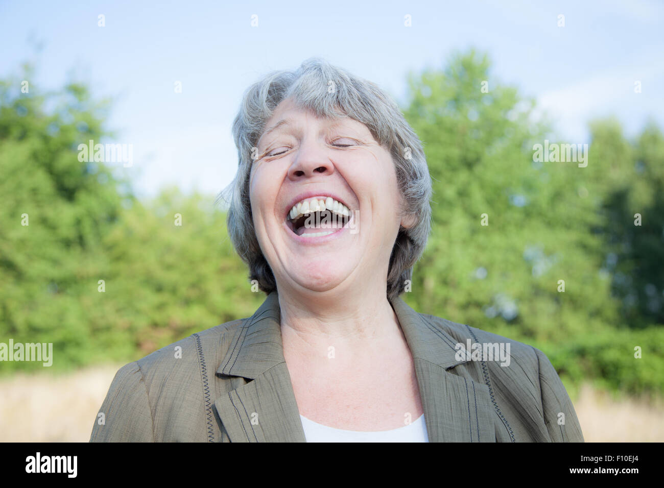 La vecchiaia donna ride molto Foto Stock