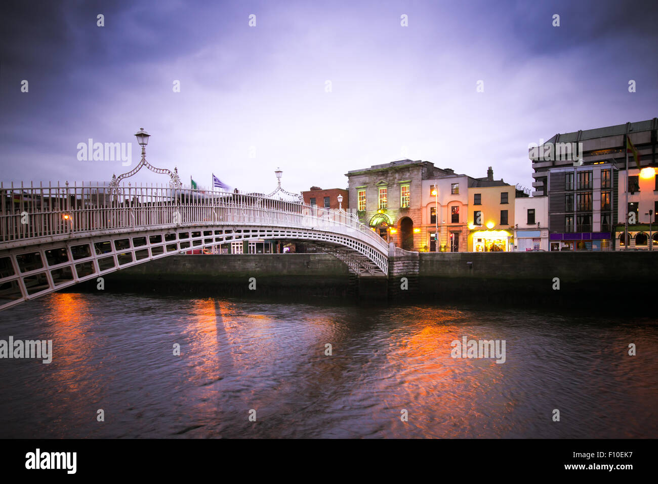 Ha'penny ponte sopra il fiume Liffey a Dublino Irlanda con vintage effetto filtro Foto Stock