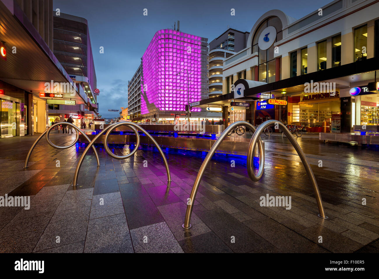 Adelaide, Australia del Sud - Agosto 11, 2015: Una delle molte decorazioni illuminato posto sulla UPark sopra la Hungry Jacks Foto Stock