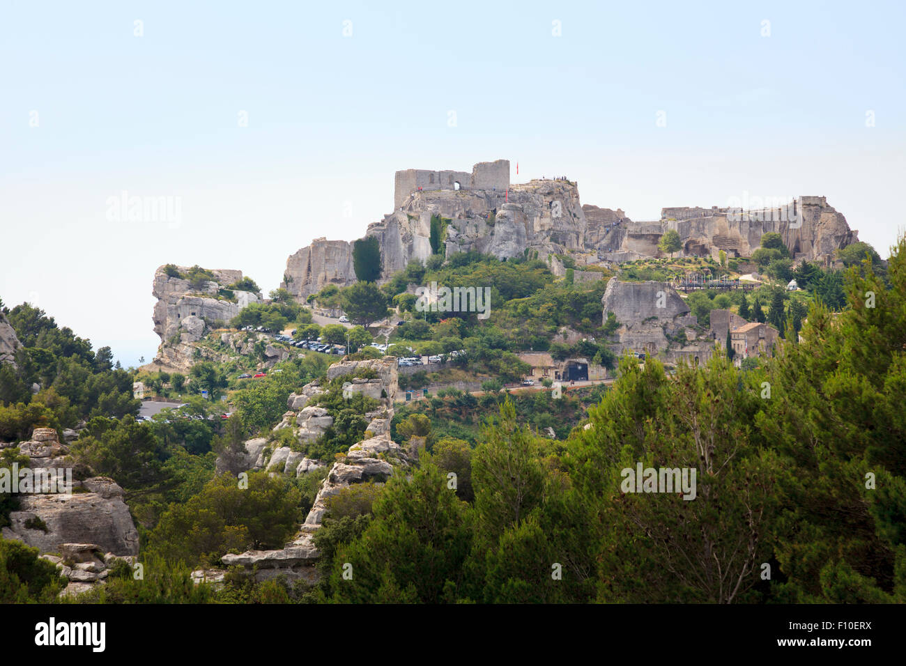 Veduta della scogliera top città e castello in rovina di Les Baux-de-Provence in Francia Foto Stock