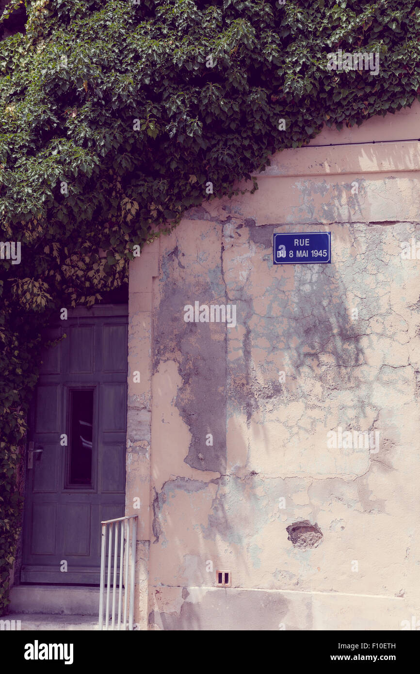 Arrampicata in parete impianto su una vecchia casa francese in Saint-Remy-de-Provence sulla Rue du 8 Mai 1945 lavato fuori un effetto colore Foto Stock