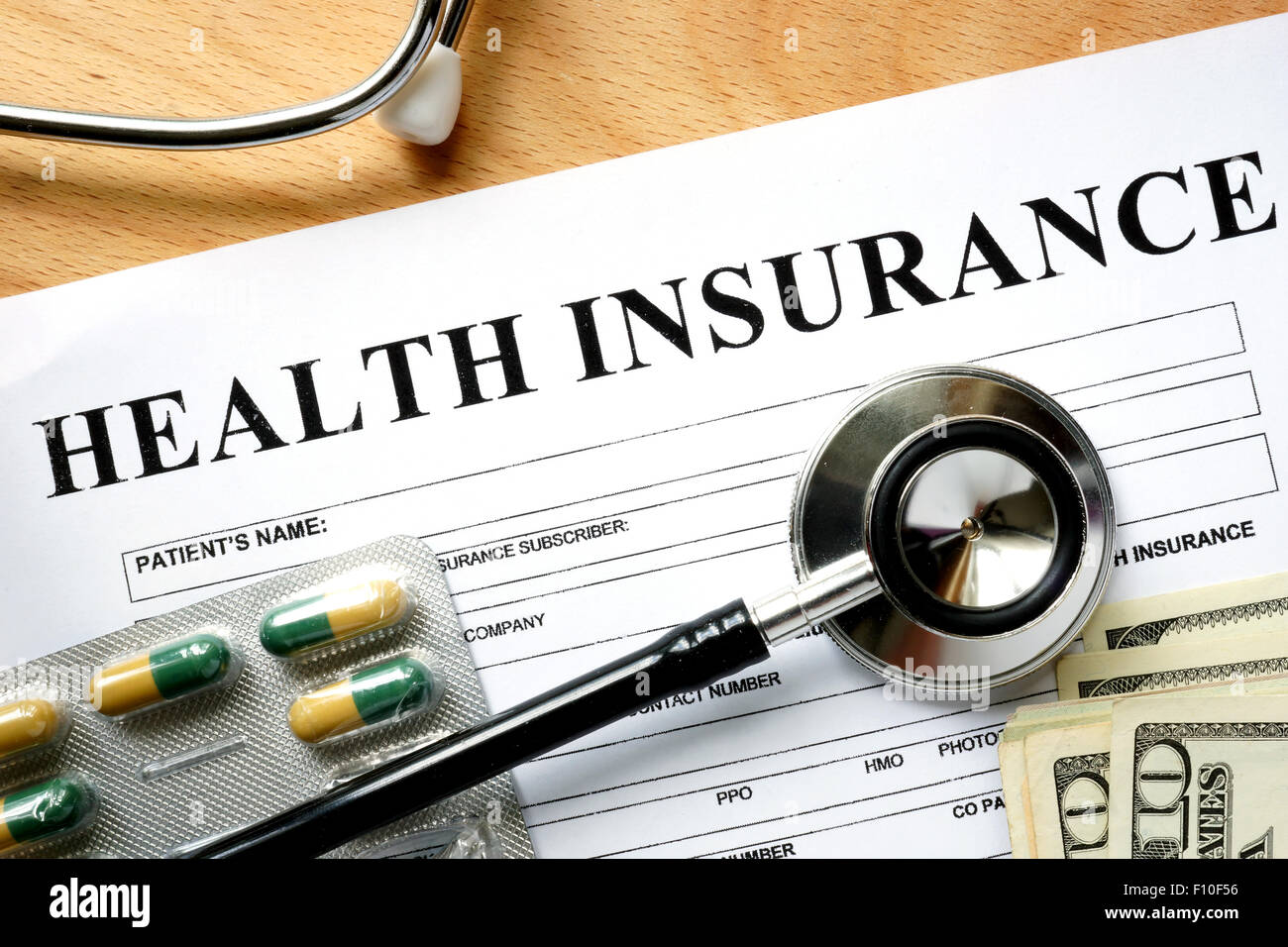 Assicurazione sanitaria forma con uno stetoscopio e farmaci. Foto Stock