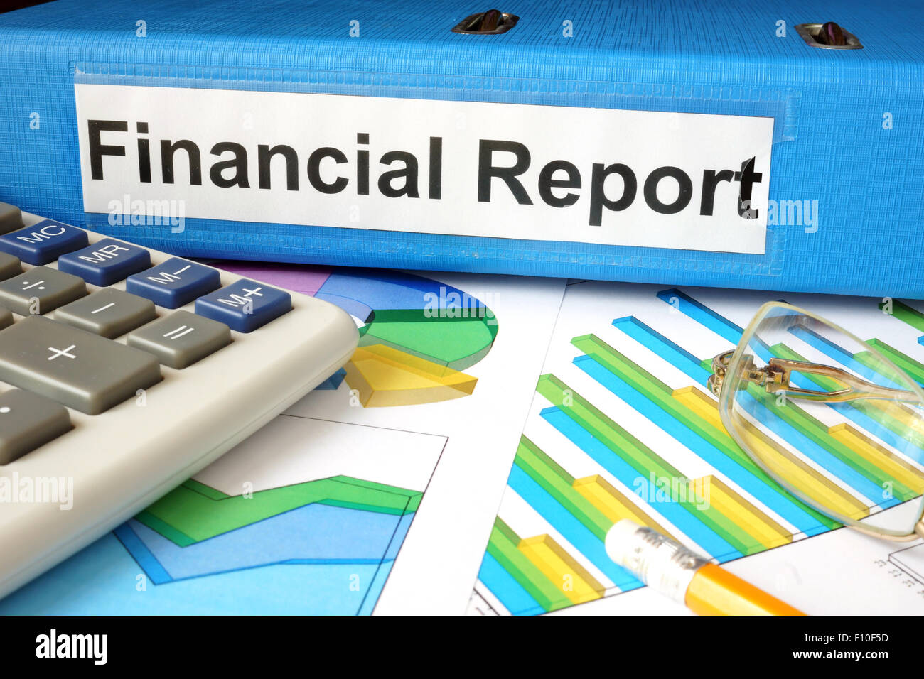 Cartella con etichetta Financial Report e grafici. Foto Stock
