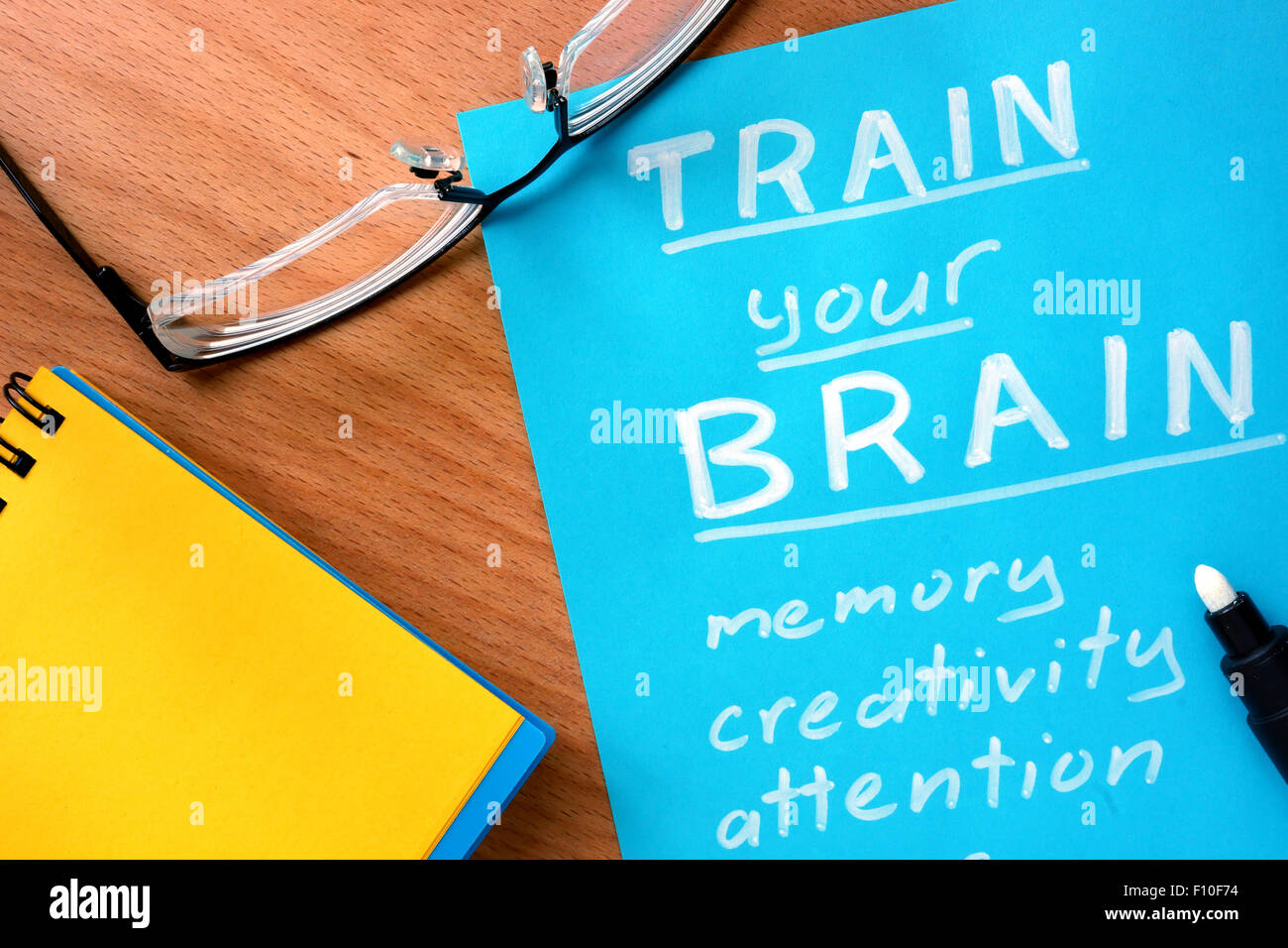Carta blu con parole addestrare il vostro cervello e bicchieri. Foto Stock