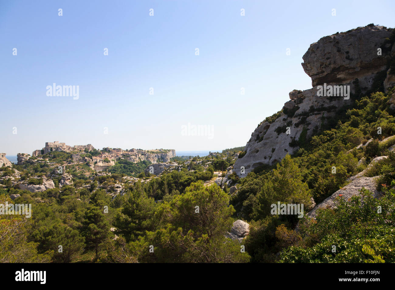 Veduta della scogliera top città e castello in rovina di Les Baux-de-Provence in Francia Foto Stock