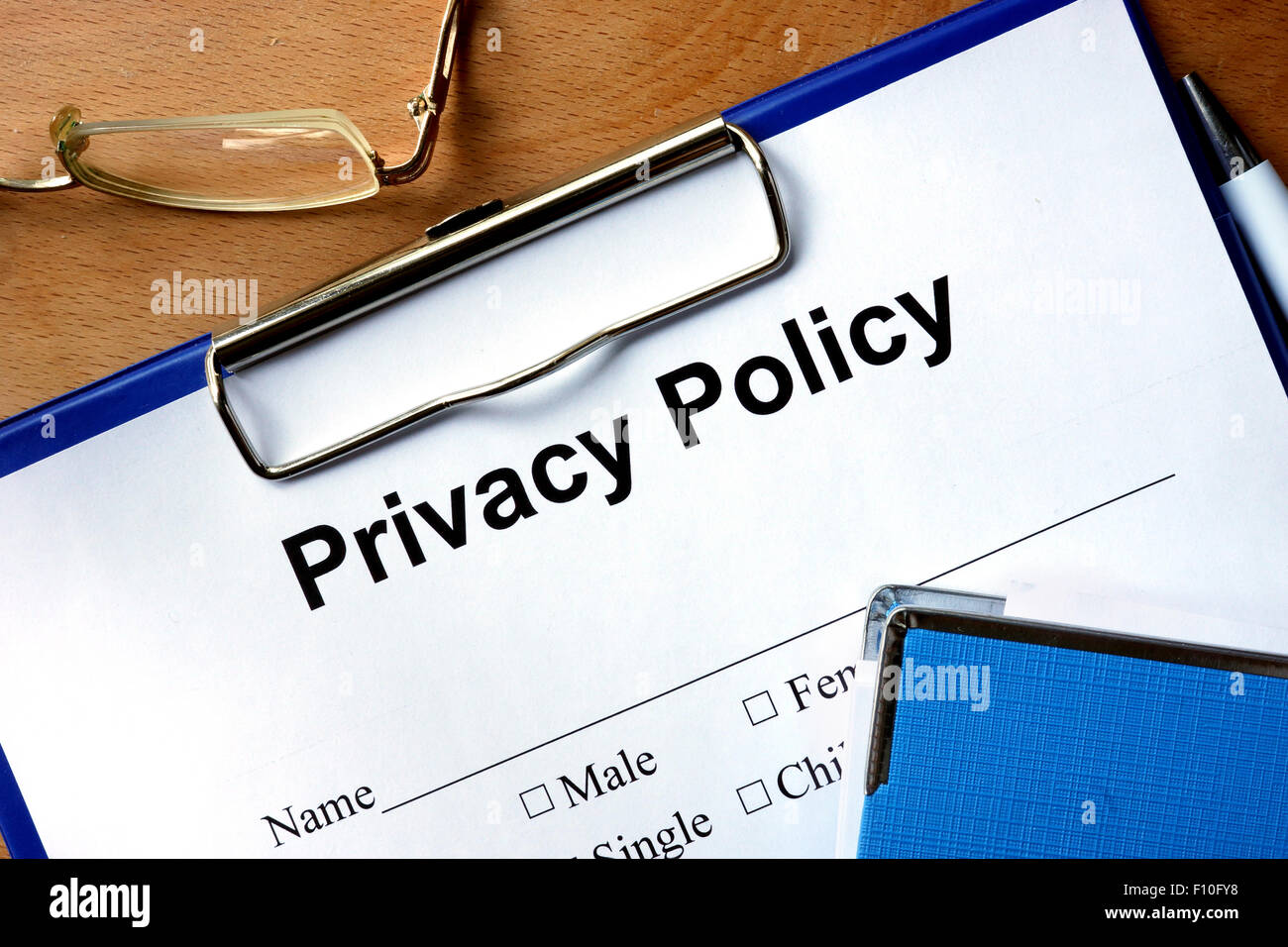 Politica sulla privacy modulo su un tavolo in legno e penna. Foto Stock